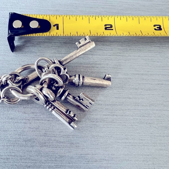 SILVER NECKLACE - with keys and locks pendants on a links chain - Picture 6 of 6